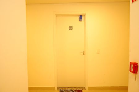 Apartamento para alugar com 33m², 2 quartos e sem vagaÁrea comum - Saguão do andar - Lockbox instalada na porta do imóvel