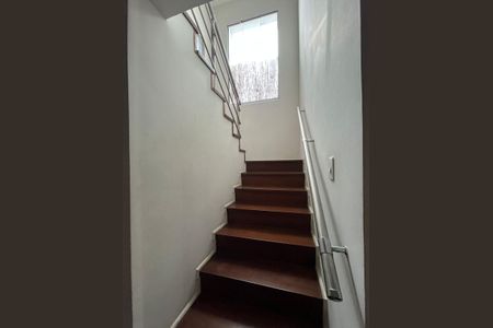 Casa para alugar com 300m², 4 quartos e 3 vagasEscada