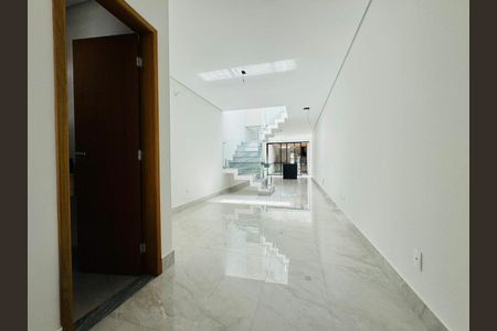 Casa à venda com 135m², 3 quartos e 2 vagas