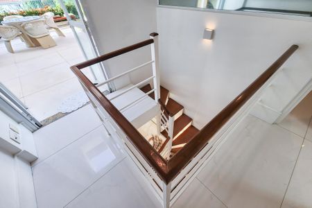 Apartamento à venda com 194m², 3 quartos e 3 vagasEscada