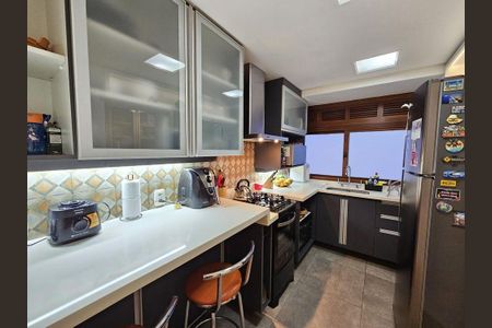 Cozinha  de apartamento para alugar com 2 quartos, 72m² em Higienópolis, Porto Alegre