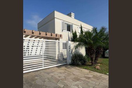 Casa à venda com 200m², 3 quartos e 2 vagas Casa à venda com 200m², 3 quartos e 2 vagasFachada