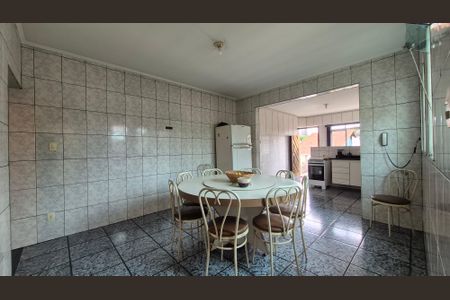 Casa à venda com 259m², 4 quartos e 4 vagas Casa à venda com 259m², 4 quartos e 4 vagasSala de jantar