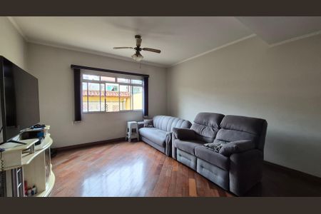 Casa à venda com 259m², 4 quartos e 4 vagas Casa à venda com 259m², 4 quartos e 4 vagasSala