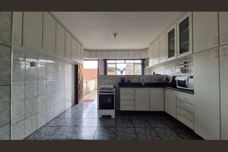 Casa à venda com 259m², 4 quartos e 4 vagas Casa à venda com 259m², 4 quartos e 4 vagasCozinha