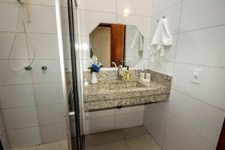 Casa à venda com 390m², 5 quartos e 6 vagasbanheiro 1