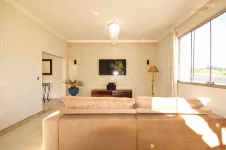 Casa à venda com 390m², 5 quartos e 6 vagassala