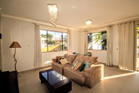 Casa à venda com 390m², 5 quartos e 6 vagassala