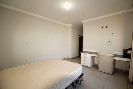 Casa à venda com 390m², 5 quartos e 6 vagasquarto 2