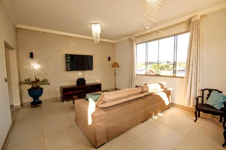 Casa à venda com 390m², 5 quartos e 6 vagassala