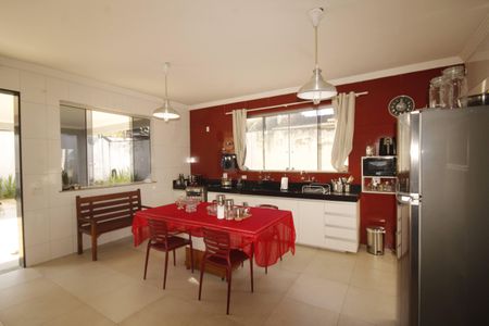 Casa à venda com 390m², 5 quartos e 6 vagascozinha