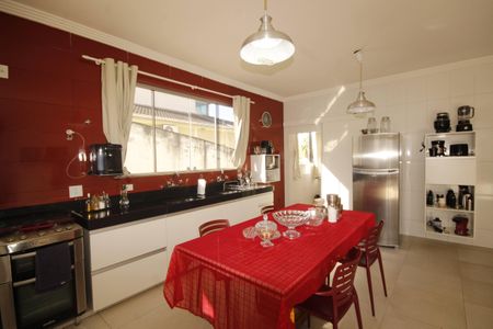 Casa à venda com 390m², 5 quartos e 6 vagascozinha