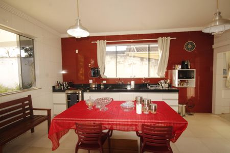 Casa à venda com 390m², 5 quartos e 6 vagascozinha