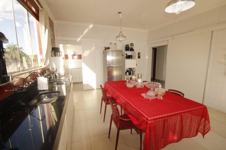 Casa à venda com 390m², 5 quartos e 6 vagascozinha