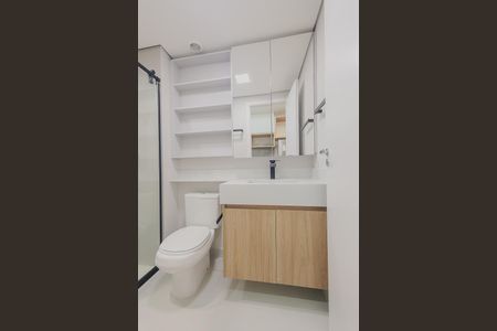 Banheiro de kitnet/studio para alugar com 1 quarto, 29m² em Pinheiros, São Paulo