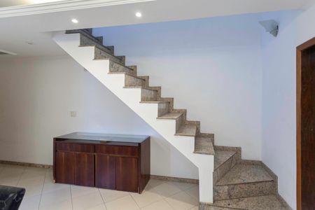 Apartamento à venda com 180m², 3 quartos e 4 vagas Apartamento à venda com 180m², 3 quartos e 4 vagasEscada