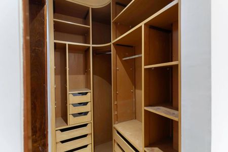 Apartamento à venda com 180m², 3 quartos e 4 vagas Apartamento à venda com 180m², 3 quartos e 4 vagasCloset da suíte