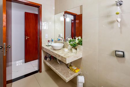 Casa para alugar com 300m², 3 quartos e 3 vagasBanheiro Social