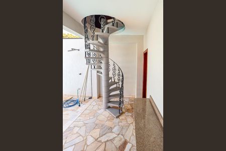 Casa para alugar com 300m², 3 quartos e 3 vagasEscada Escritorio externo