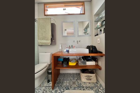 Casa de condomínio à venda com 340m², 4 quartos e 4 vagas Casa de condomínio à venda com 340m², 4 quartos e 4 vagasBanheiro da Suíte