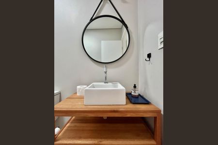 Casa de condomínio à venda com 340m², 4 quartos e 4 vagas Casa de condomínio à venda com 340m², 4 quartos e 4 vagasBanheiro da área externa