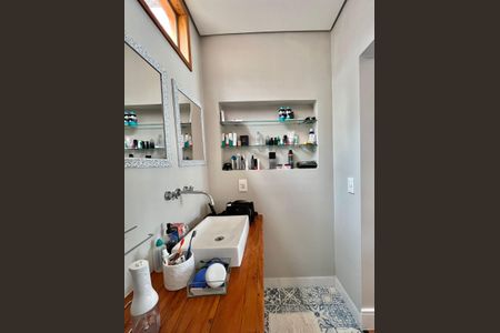 Casa de condomínio à venda com 340m², 4 quartos e 4 vagas Casa de condomínio à venda com 340m², 4 quartos e 4 vagasBanheiro da Suíte