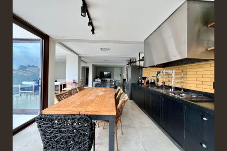 Casa de condomínio à venda com 340m², 4 quartos e 4 vagas Casa de condomínio à venda com 340m², 4 quartos e 4 vagasÁrea externa