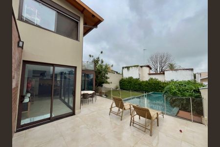 Casa de condomínio à venda com 340m², 4 quartos e 4 vagas Casa de condomínio à venda com 340m², 4 quartos e 4 vagasQuintal