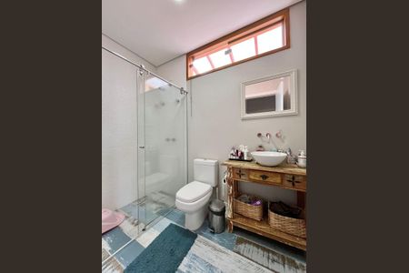 Casa de condomínio à venda com 340m², 4 quartos e 4 vagas Casa de condomínio à venda com 340m², 4 quartos e 4 vagasBanheiro