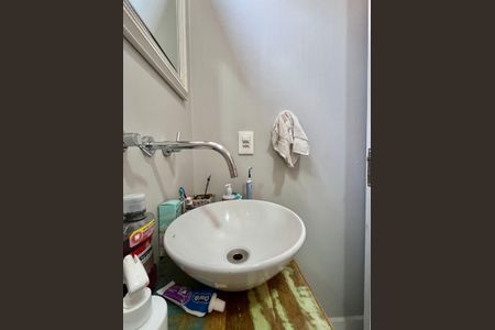 Casa de condomínio à venda com 340m², 4 quartos e 4 vagas Casa de condomínio à venda com 340m², 4 quartos e 4 vagasBanheiro