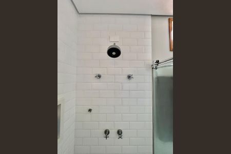 Casa de condomínio à venda com 340m², 4 quartos e 4 vagas Casa de condomínio à venda com 340m², 4 quartos e 4 vagasBanheiro da Suíte