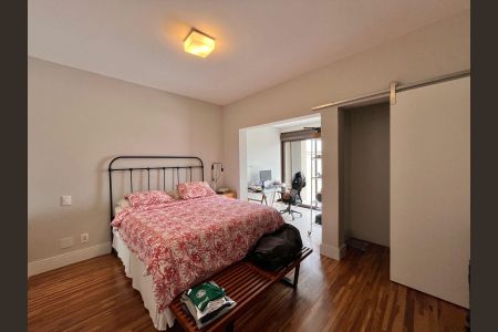 Casa de condomínio à venda com 340m², 4 quartos e 4 vagas Casa de condomínio à venda com 340m², 4 quartos e 4 vagasSuíte