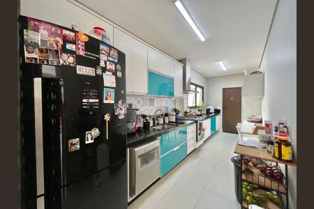 Casa de condomínio à venda com 340m², 4 quartos e 4 vagas Casa de condomínio à venda com 340m², 4 quartos e 4 vagasCozinha