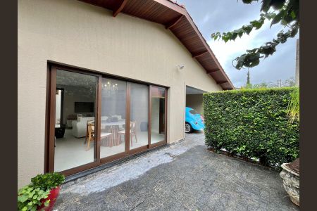 Casa de condomínio à venda com 340m², 4 quartos e 4 vagas Casa de condomínio à venda com 340m², 4 quartos e 4 vagasFachada