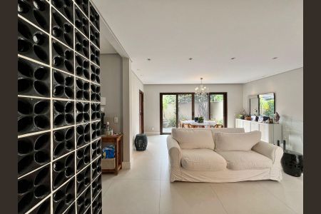 Casa de condomínio à venda com 340m², 4 quartos e 4 vagas Casa de condomínio à venda com 340m², 4 quartos e 4 vagasSala