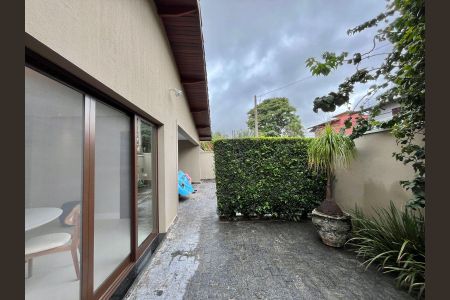 Casa de condomínio à venda com 340m², 4 quartos e 4 vagas Casa de condomínio à venda com 340m², 4 quartos e 4 vagasFachada