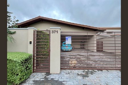 Casa de condomínio à venda com 340m², 4 quartos e 4 vagas Casa de condomínio à venda com 340m², 4 quartos e 4 vagasFachada da casa