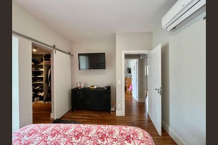 Casa de condomínio à venda com 340m², 4 quartos e 4 vagas Casa de condomínio à venda com 340m², 4 quartos e 4 vagasSuíte