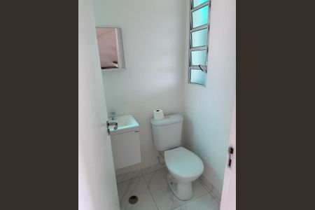 Banheiro de casa de condomínio para alugar com 2 quartos, 60m² em Parque Mirante da Mata, Cotia