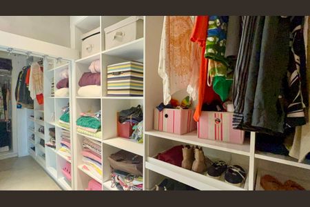 Apartamento para alugar com 139m², 2 quartos e 2 vagas Apartamento para alugar com 139m², 2 quartos e 2 vagasCloset da suíte 2