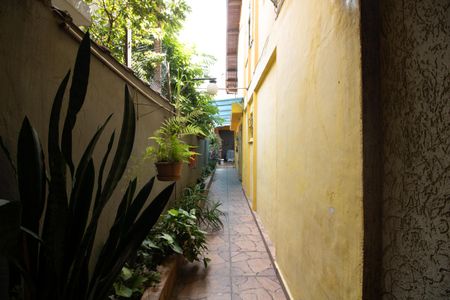 Casa à venda com 185m², 2 quartos e 2 vagasCorredor Lateral frente / fundo