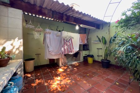 Casa à venda com 236m², 4 quartos e 2 vagasQuintal