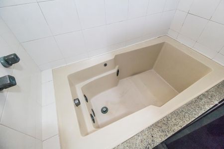 Casa de condomínio para alugar com 500m², 4 quartos e 4 vagasBanheiro da Suíte