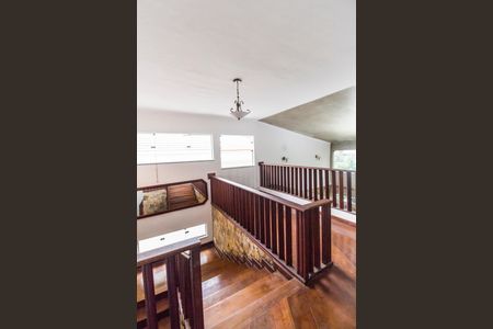 Casa de condomínio para alugar com 500m², 4 quartos e 4 vagas Casa de condomínio para alugar com 500m², 4 quartos e 4 vagasEscada