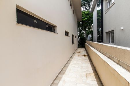 Casa de condomínio para alugar com 500m², 4 quartos e 4 vagasEscada