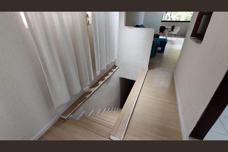 Casa para alugar com 100m², 2 quartos e sem vagaEscada