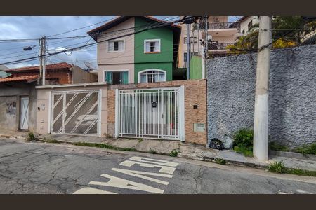 Casa à venda com 113m², 2 quartos e 3 vagas Casa à venda com 113m², 2 quartos e 3 vagasFachada