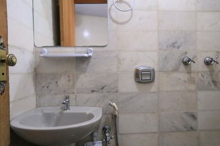 Banheiro de casa para alugar com 1 quarto, 10m² em Lourdes, Belo Horizonte