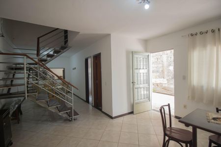 Sala de casa para alugar com 3 quartos, 250m² em Covanca, São Gonçalo