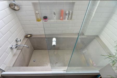 Apartamento à venda com 74m², 2 quartos e sem vagaBanheiro da Suíte